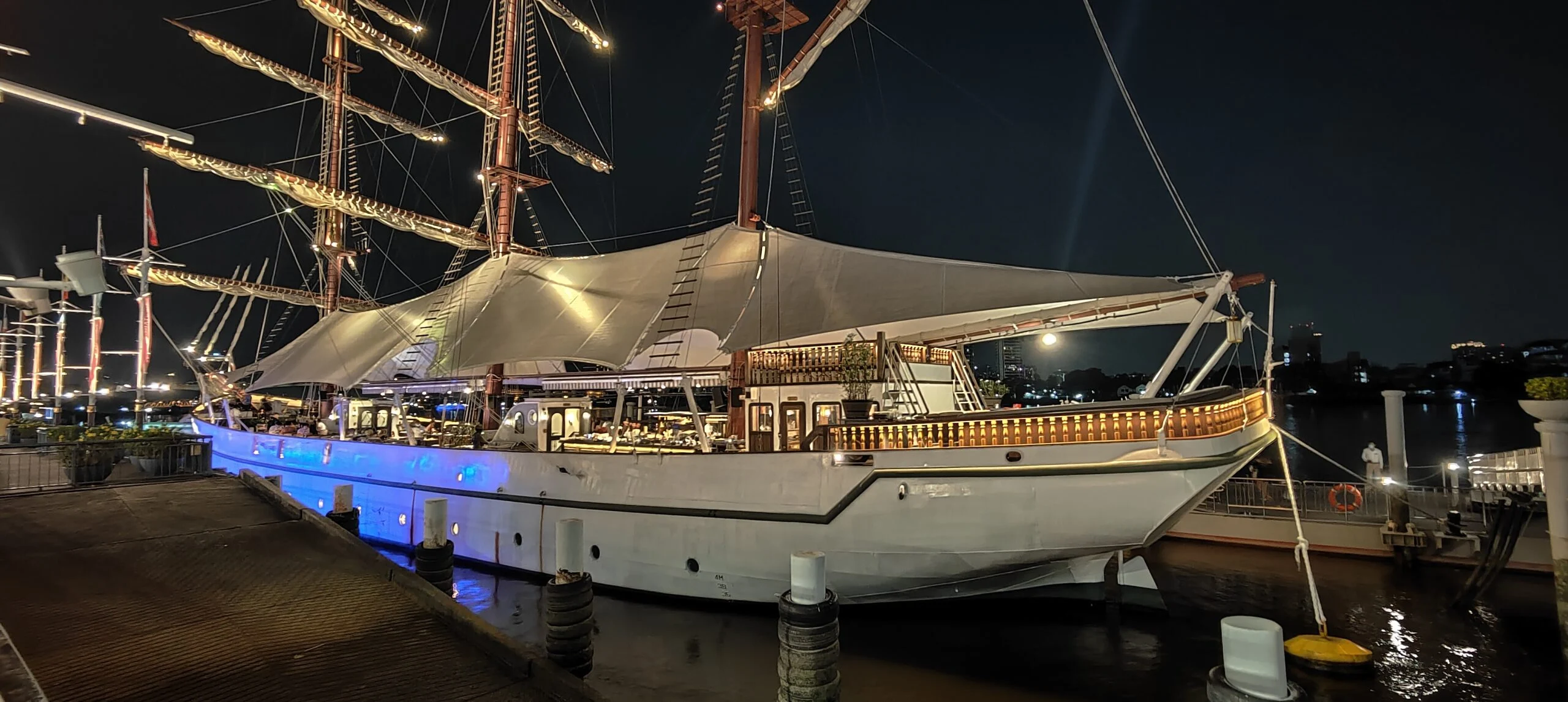 cruise ship dinner